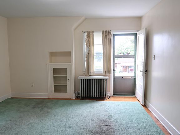 5th image of 2204 Woodlawn Ave #2