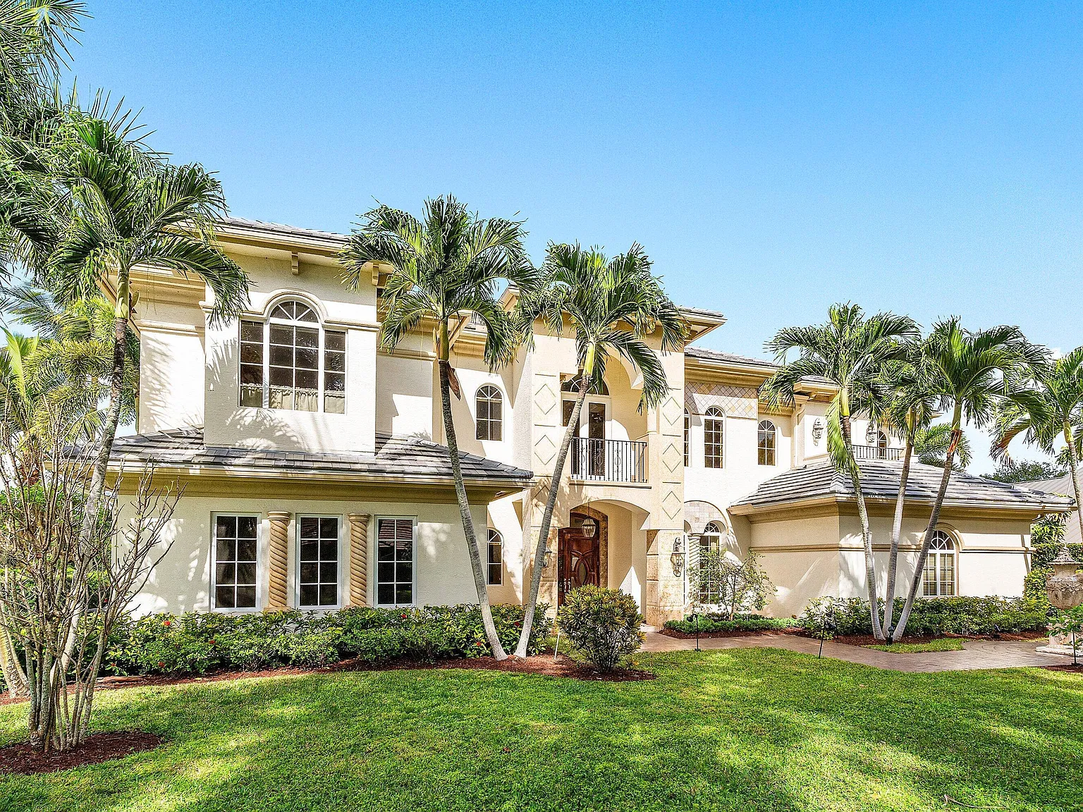5 bed, 4.5 bath, 5514 sqft, $10,000 — Photo 4