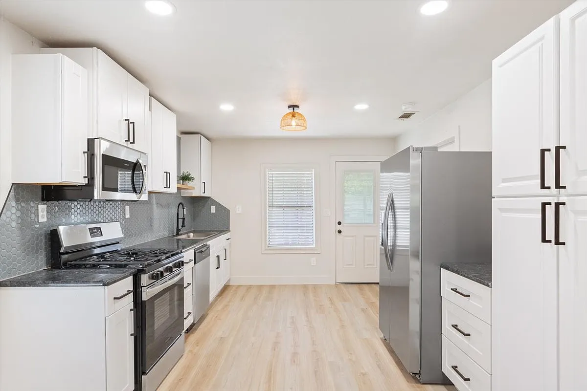 3 bed, 1182 sqft, $1,700 — Photo 4