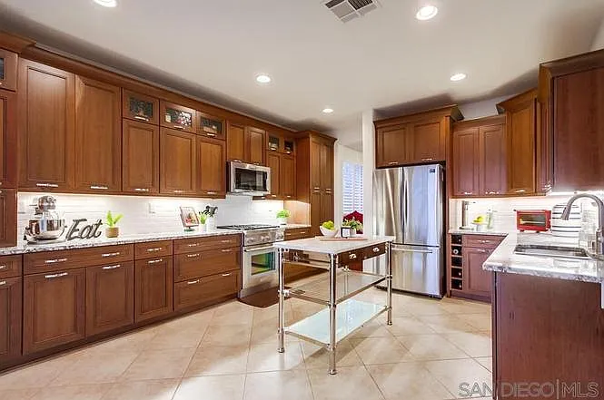 913 Glendora Dr — Photo 2