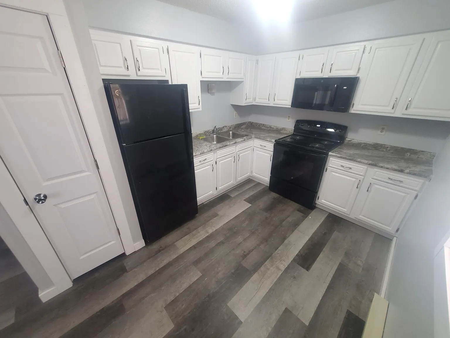 2 bed, 750 sqft, $1,300 — Photo 2