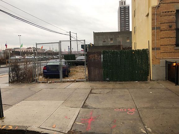 3rd image of 456 Blake Ave