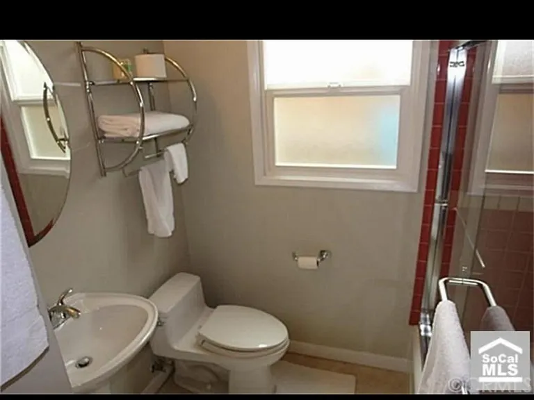 E Burnett St — Photo 11