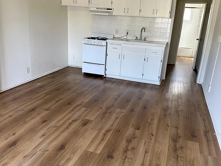 2720 W Victory Blvd #A1 — Photo 2