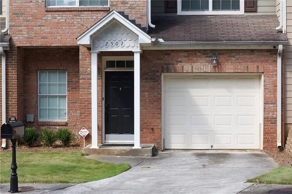 3 bed, 2.5 bath, 1712 sqft, $2,350 — Photo 2