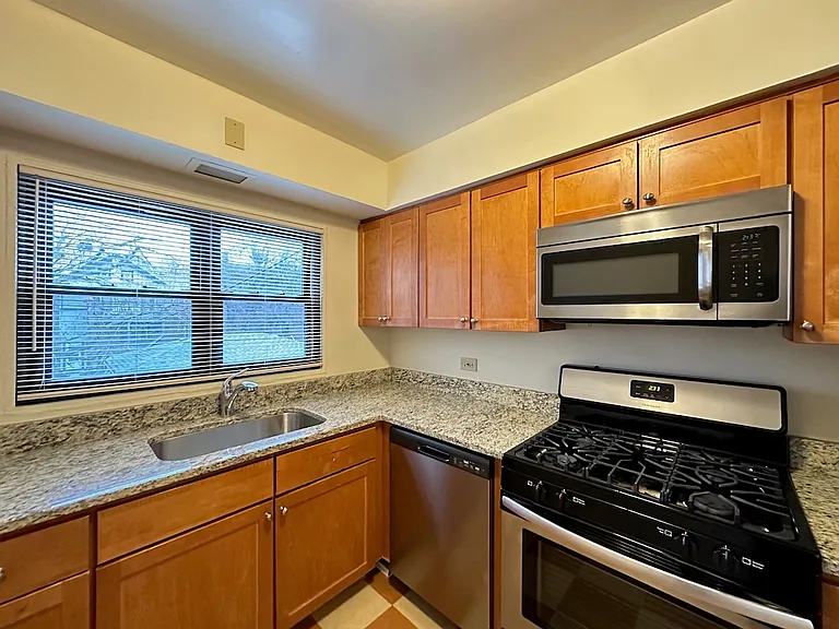 1644 W Sherwin Ave #C3 — Photo 4