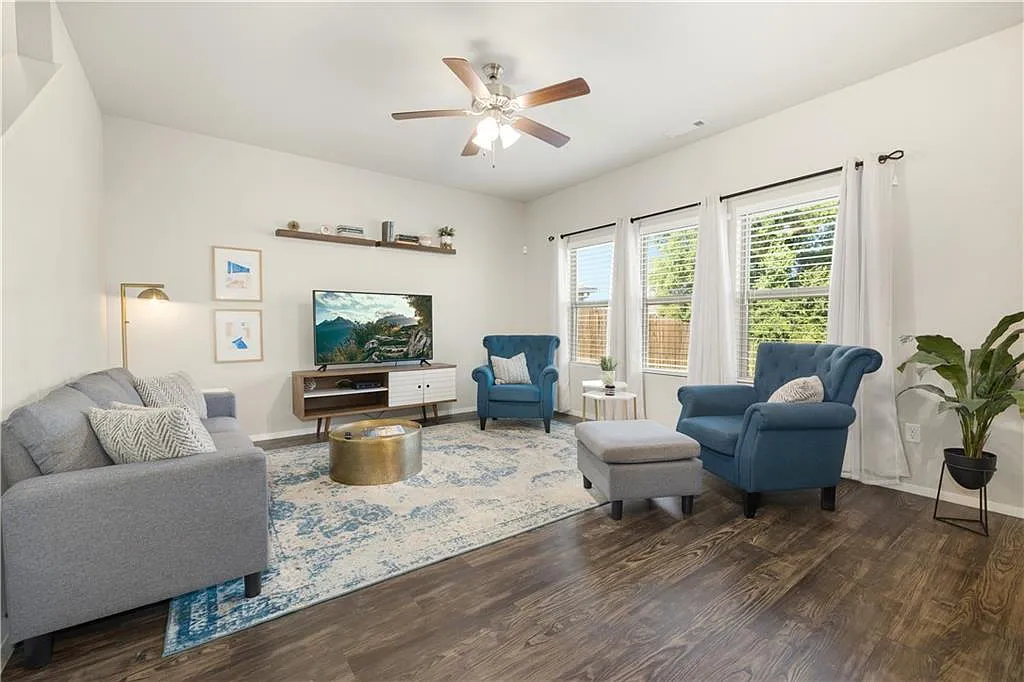 3 bed, 2.5 bath, 2021 sqft, $2,100 — Photo 4