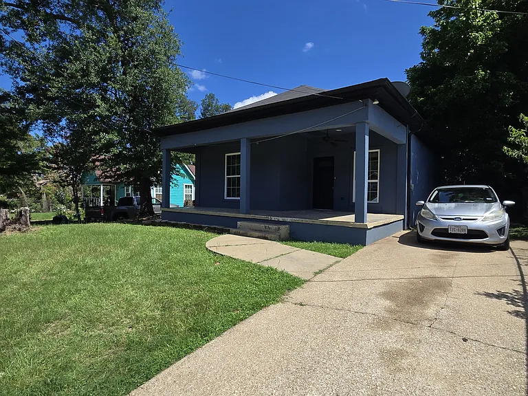 715 E Queen St — Photo 2