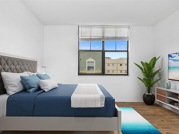 5th image of 1919 Van Buren St #Penthouse 809a