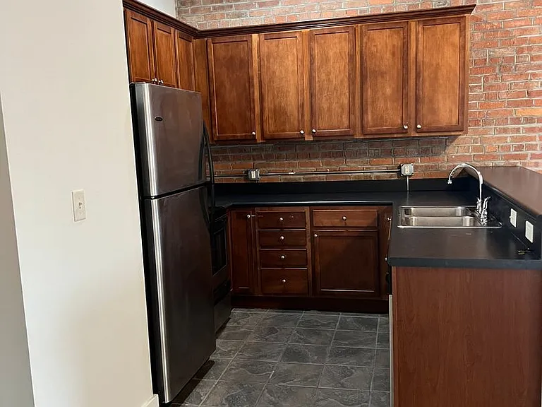 311 SW Water St — Photo 5