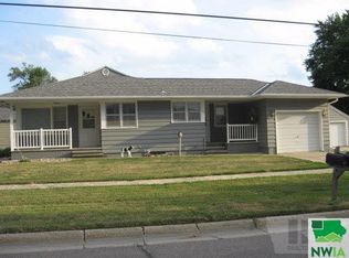 532 2nd St, Hull, IA 51239