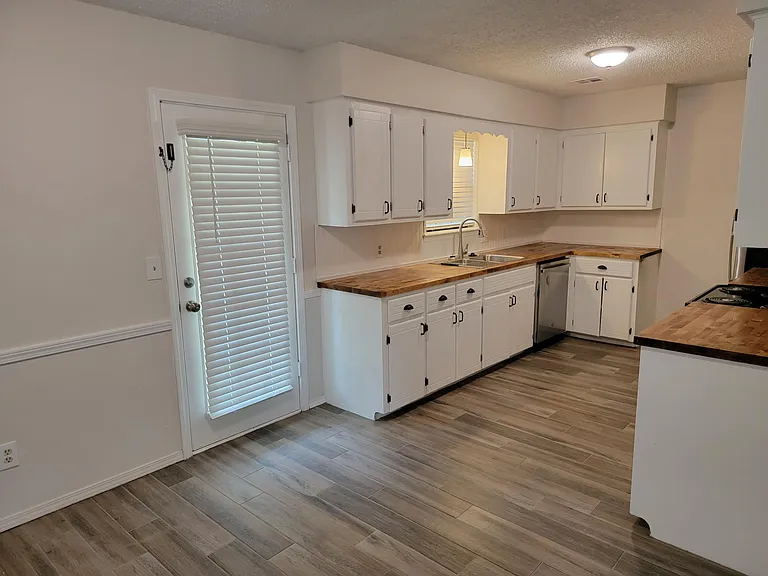 1402 W Union St — Photo 1