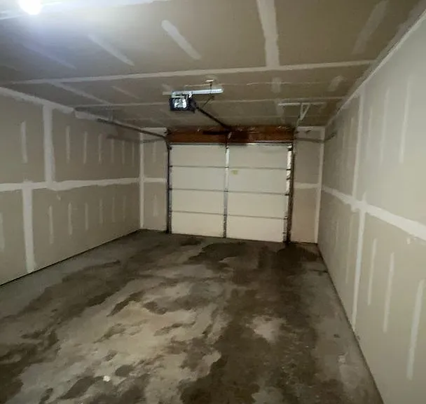 1036 Meadowview Ln N — Photo 5