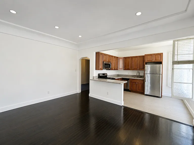 215 S Elm Dr — Photo 3