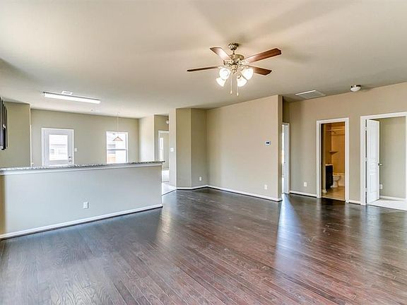 3rd image of 2402 Emerald Ln