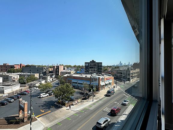 4th image of 2000 N Milwaukee Ave #401