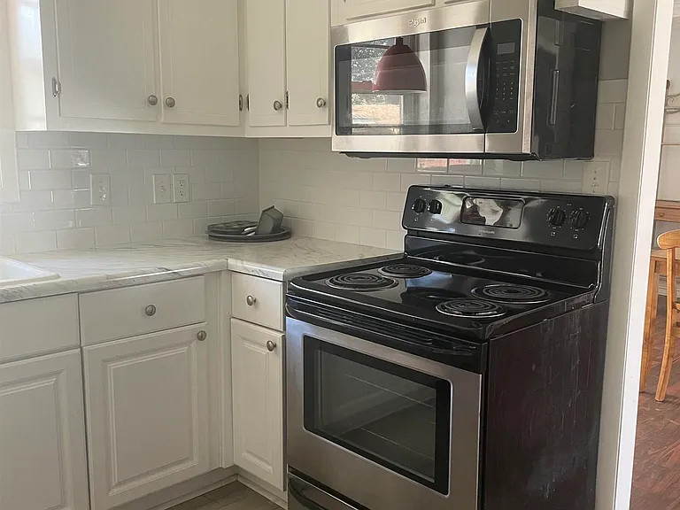 709 Marion Dr — Photo 5