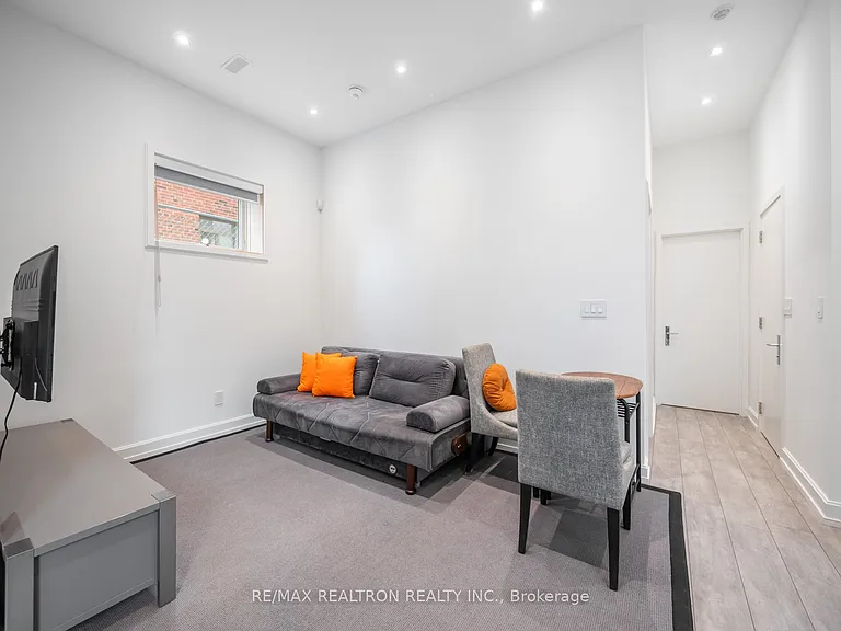 10 Katherine Rd #LOWER — Photo 12