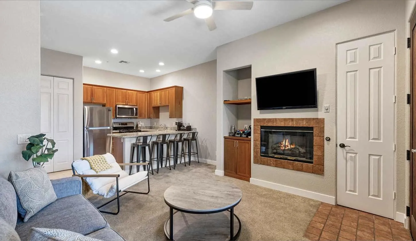 1 bed, 678 sqft, $2,400 — Photo 3