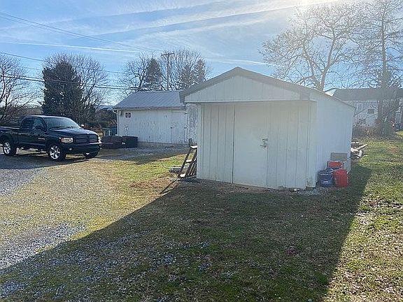3rd image of 414 Marion Dr