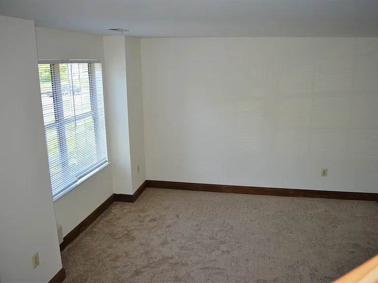 361 Kent Ln — Photo 4