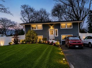 29 Fireside Ln, East Setauket, NY 11733