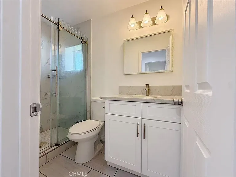 453 W Locust St #B — Photo 9