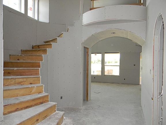 SWEEPING STAIRCASE w/WROUGHT IRON! JULIET BALCONY!