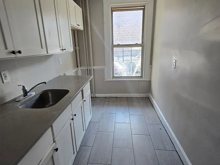 240 William St #5C — Photo 1