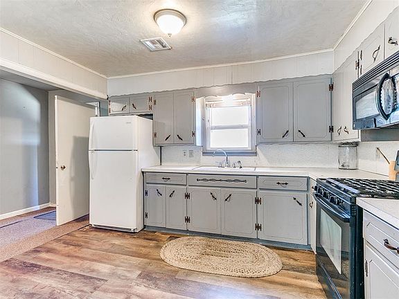 5th image of 517 W Ash St