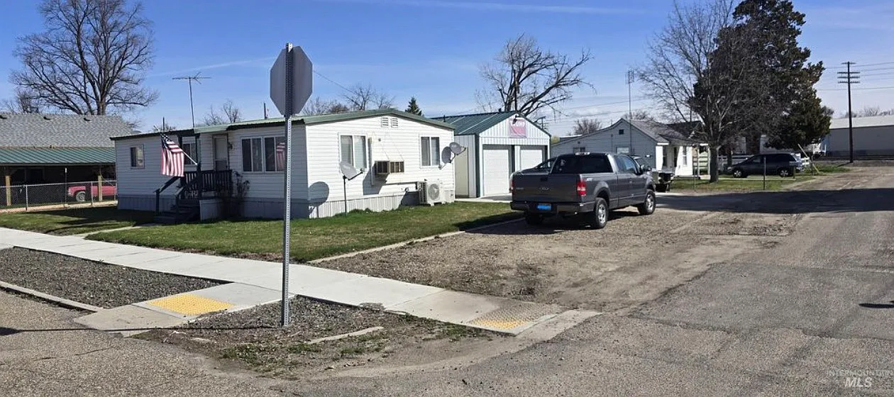 3 bed, 920 sqft, $1,800 — Photo 3