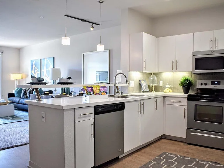 360 Luxury Apartments — Photo 42