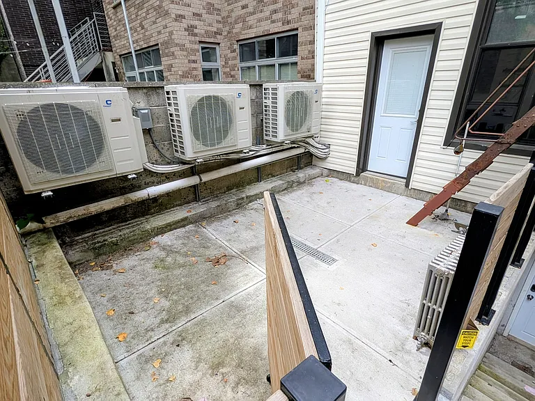 96 Scholes St #1R — Photo 10
