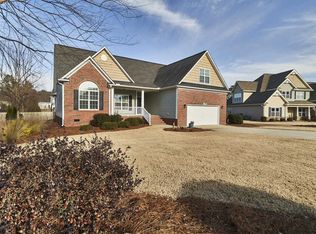 102 Walkabout Dr, Aberdeen, NC 28315