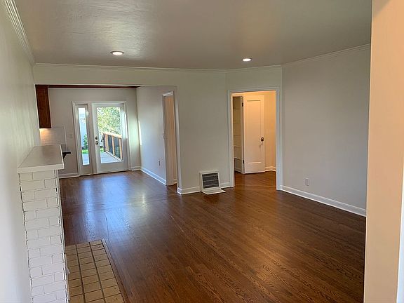 4th image of 912 Toyon Dr