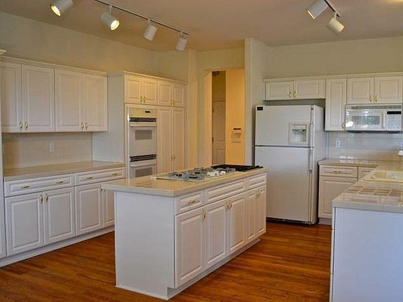 5th image of 20 Mountain Laurel Dr