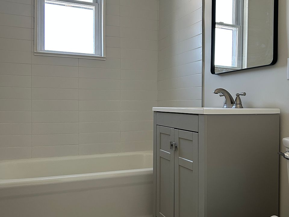 Full Bath w/ Tub