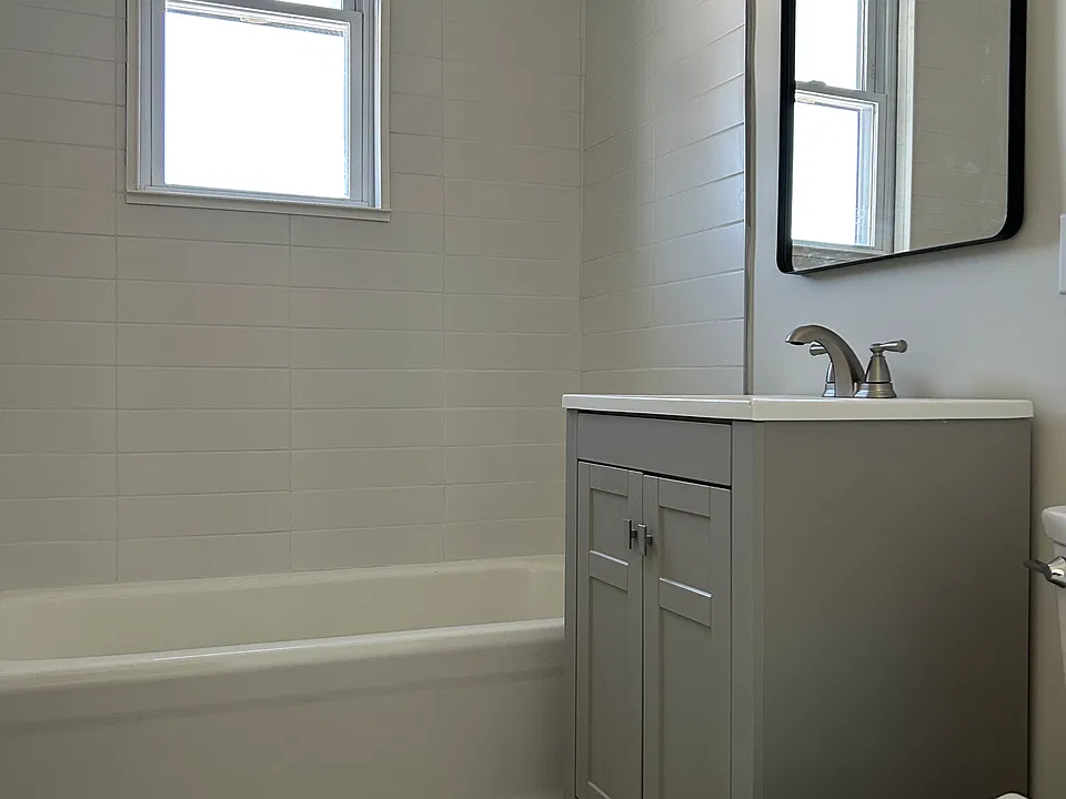 Full Bath w/ Tub
