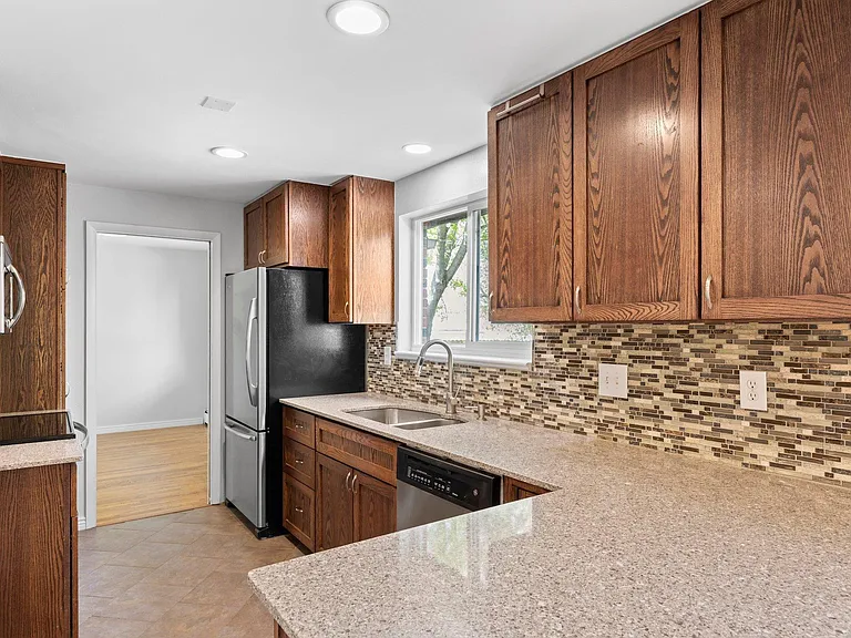3570 S Hillcrest Dr — Photo 8