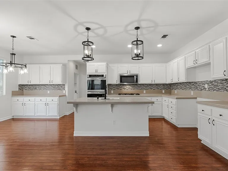 1605 Rivendel Dr — Photo 2
