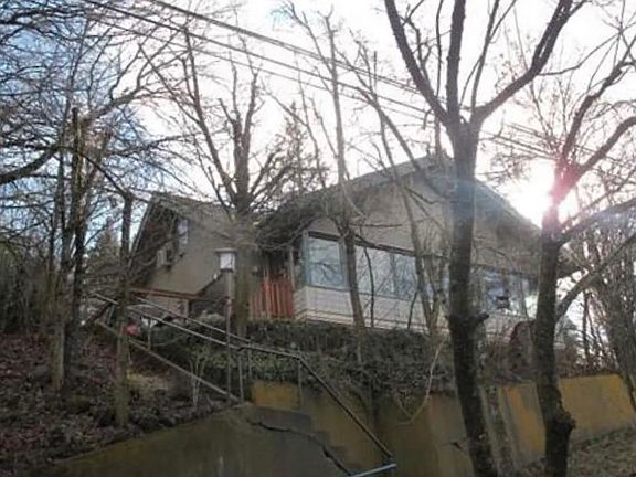 4th image of 706 N Park St
