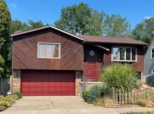 3208 Covington Dr, Davenport, IA 52806