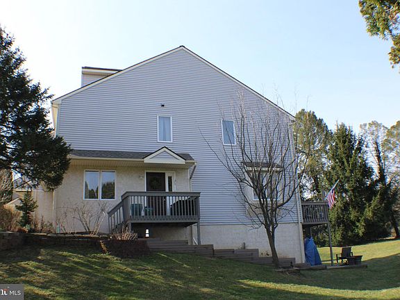 2nd image of 104 Pinebrooke Cir