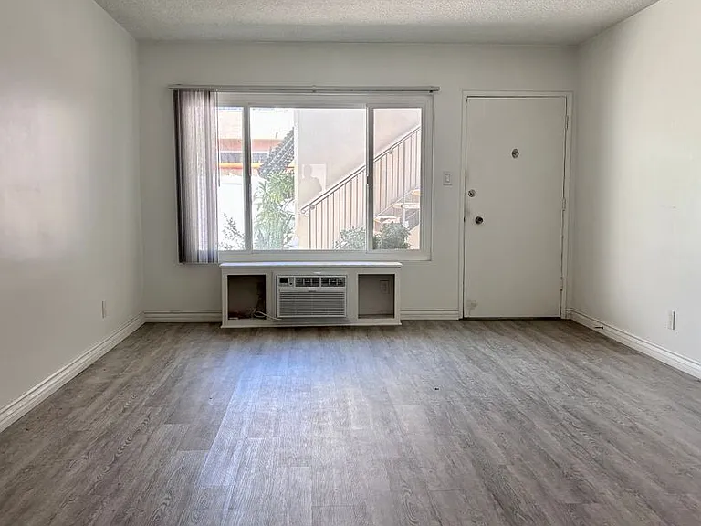 928 S Sherbourne Dr — Photo 10