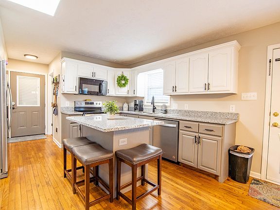2nd image of 170 Jordan Glen Ln