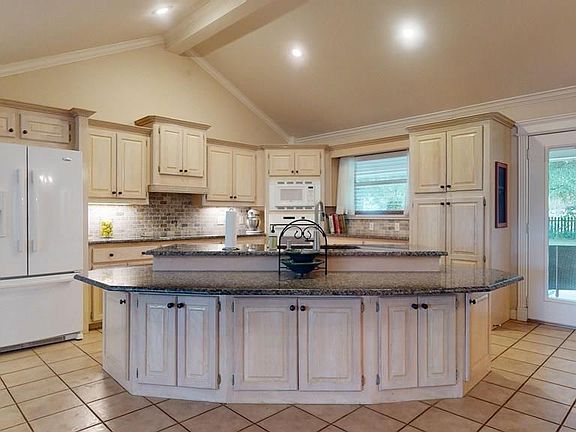 5th image of 409 Meadows Rd