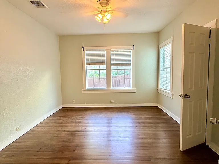 419 W Lullwood Ave — Photo 16