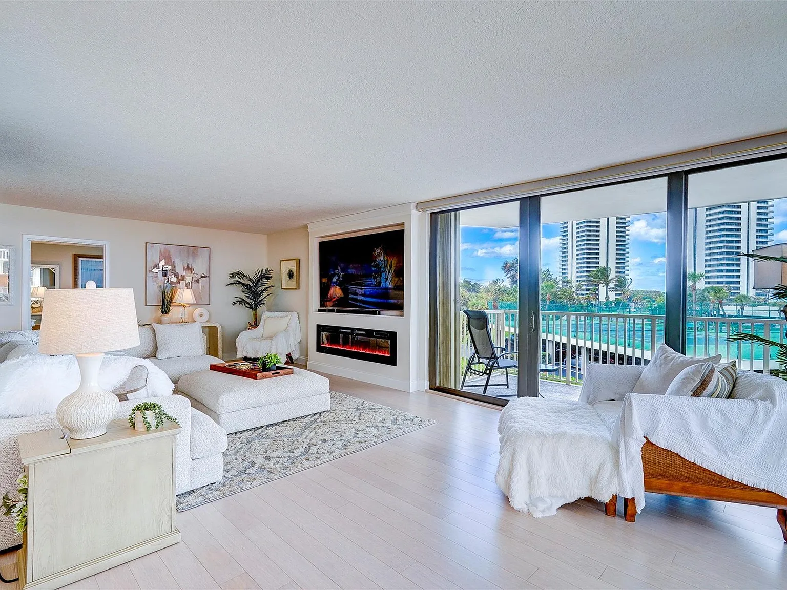 2 bed, 2.0 bath, 1330 sqft, $4,750 — Photo 3