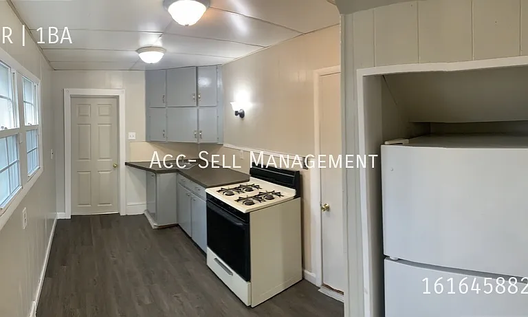 825 Evergreen St SE #WEST SIDE — Photo 2