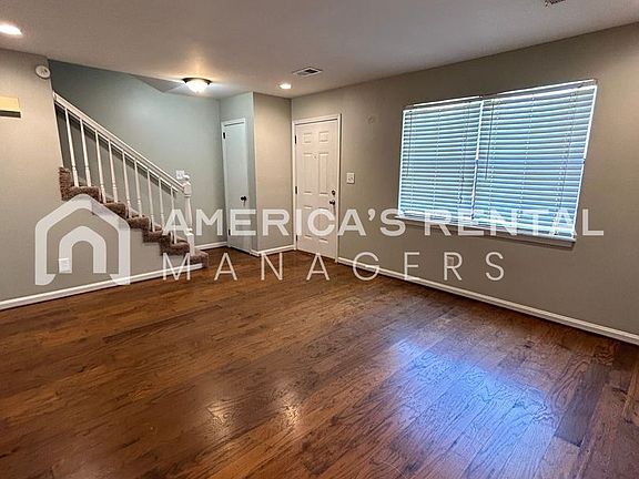 4th image of 2422 Hampstead Dr
